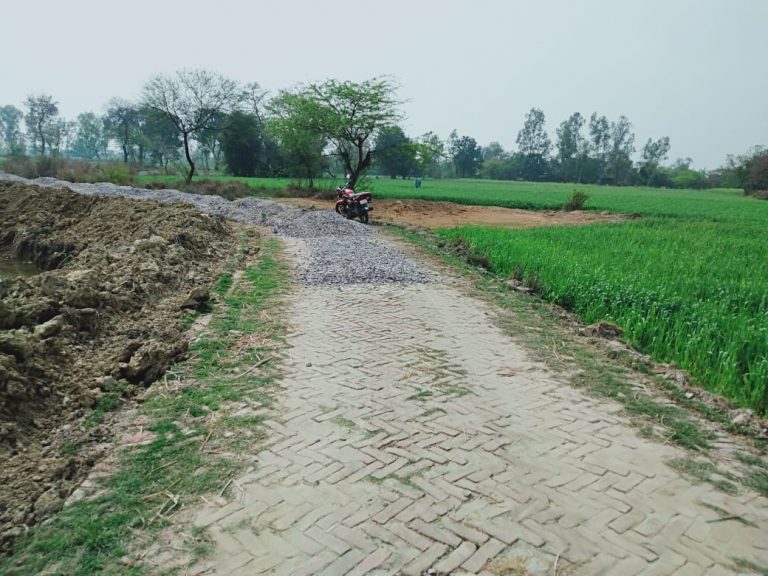 मानकों को दरकिनार कर किया जा रहा ठकुराइन खेड़ा सम्पर्क मार्ग का निर्माण
