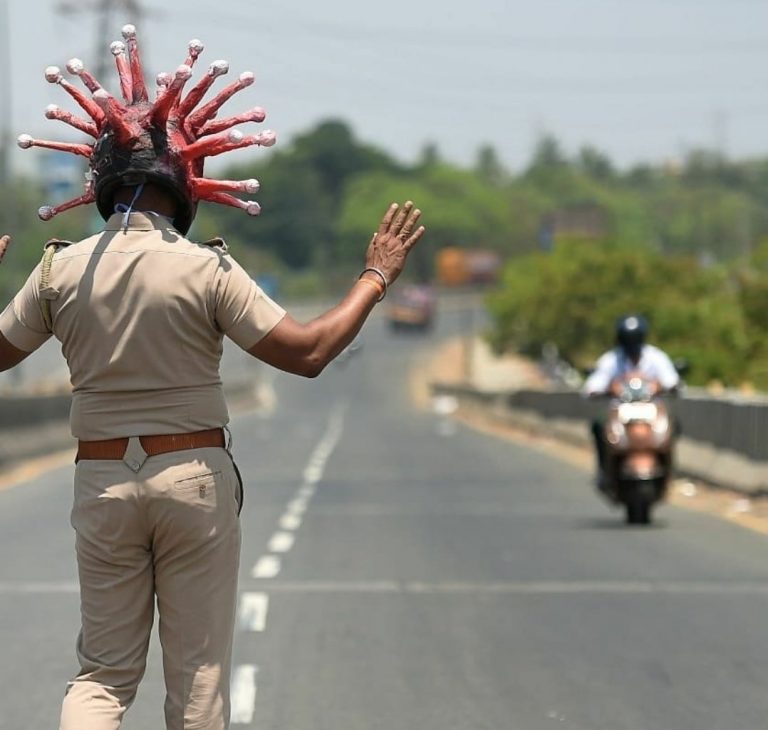 ख़ाकी पहन कर सड़क पा आ गया कोरोना वायरस