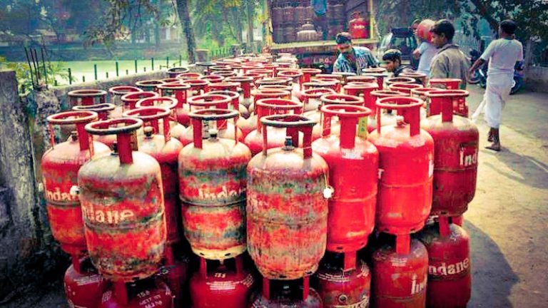 LPG सिलेंडर के दाम घटे, जानिये कितना सस्‍ता हुआ