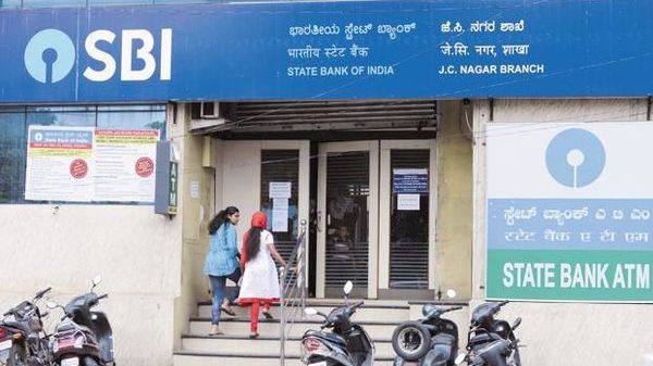 SBI ने दी बड़ी राहत! अब बचत खाते में मिनिमम बैलेंस रखना जरूरी नहीं, बैंक ने खत्म किया SMS चार्ज