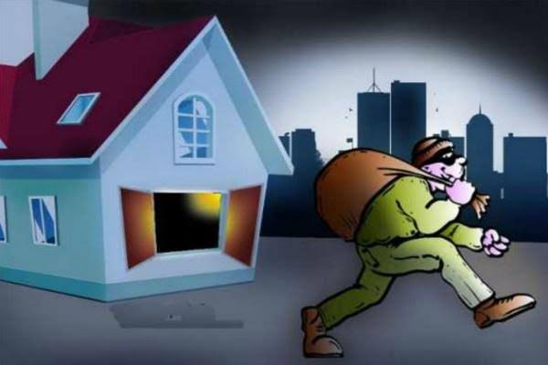 घर में घुसकर चोरों ने नकदी सहित लाखों का सामान किया पार