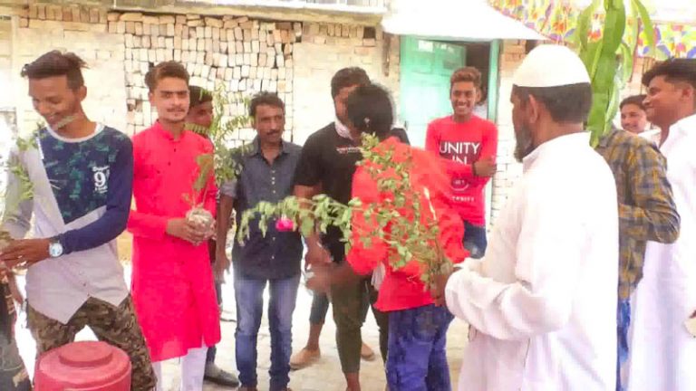 नई परम्परा : ईद की खुशियाँ पेड़-पौधों के साथ मनाकर दिया ग्रीन ईद का सन्देश