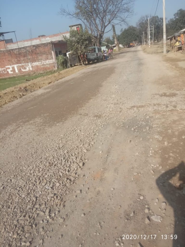 मानक विहीन सड़क निर्माण को देख ग्रामीणों में आक्रोश