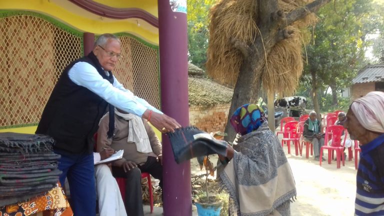 त्रिलोकीपुर में समाजसेवी भुवनेश्वर सिंह ( गोपाल भइया ) ने दोबारा बांटे कंबल