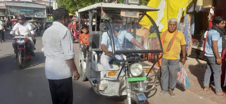ई-रिक्शा वालों की मनमानी से राहगीरों को दिक्कत