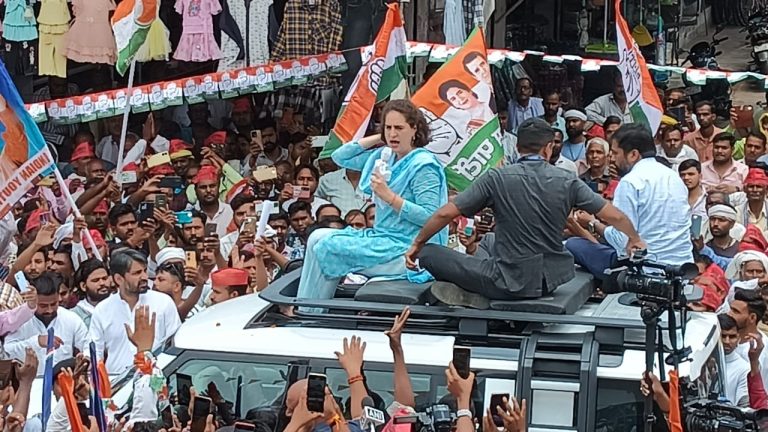 भाई राहुल गांधी के लिए वोट मांगने जनता के बीच पहुंची प्रियंका गांधी