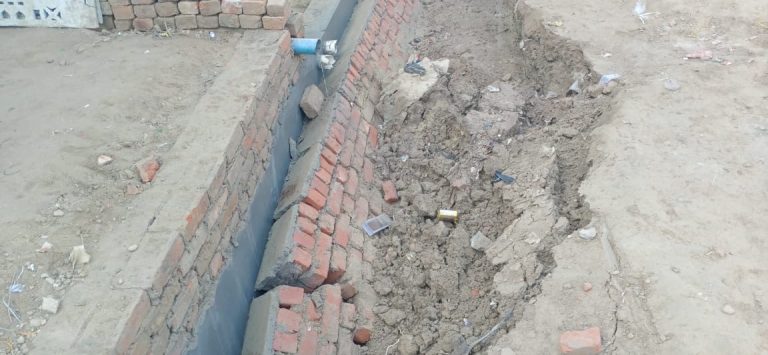 25 लाख की लागत बन रहा नाला भर भरा कर गिरा