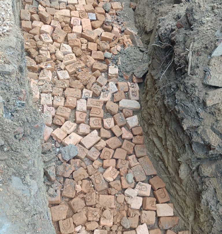 डलमऊ मुख्य चौराहे पर घटिया सामग्री से हो रहा नाले का निर्माण सभासद ने की शिकायत