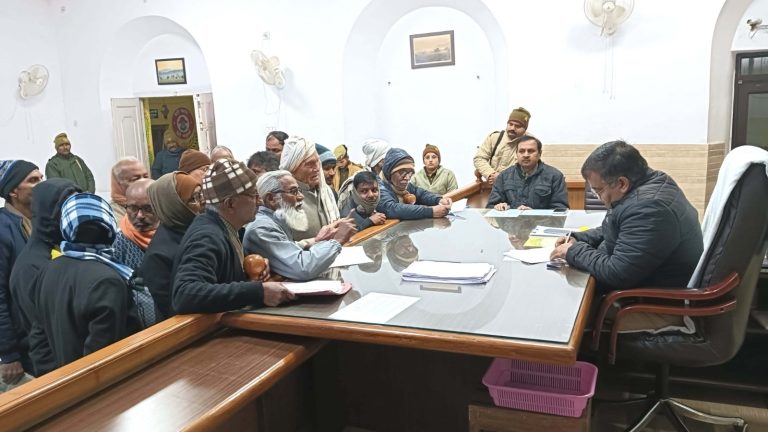 जिलाधिकारी ने जनसुनवाई के दौरान दूर-दराज से आये हुये शिकायतकर्ताओं की सुनी समस्याएं