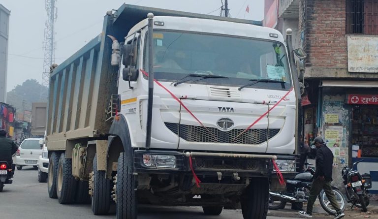 सड़क पर बिना नंबर प्लेट के दौड़ रहे हैं ओवर लोड डंफर जिम्मेदार बने अनजान