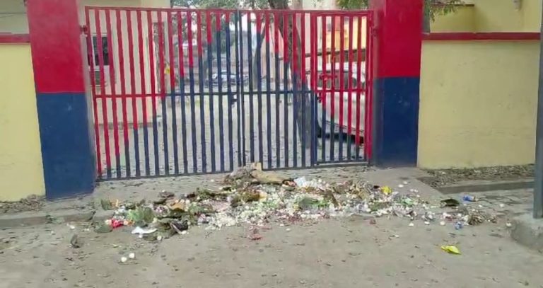 दरोगा का सफाई कर्मचारी को बूट भरी लातों से मारने का मामला