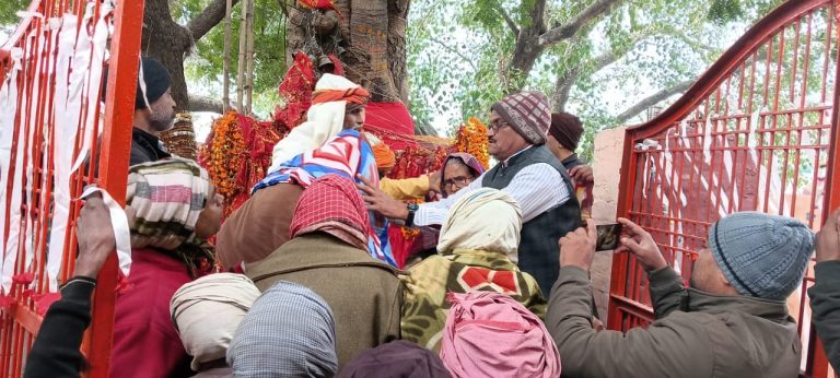जय मां भद्रकाली शक्तिपीठ खजोहरी के महंथ भोलानाथ के द्वारा कंबल वितरण कार्यक्रम धाम में संपन्न