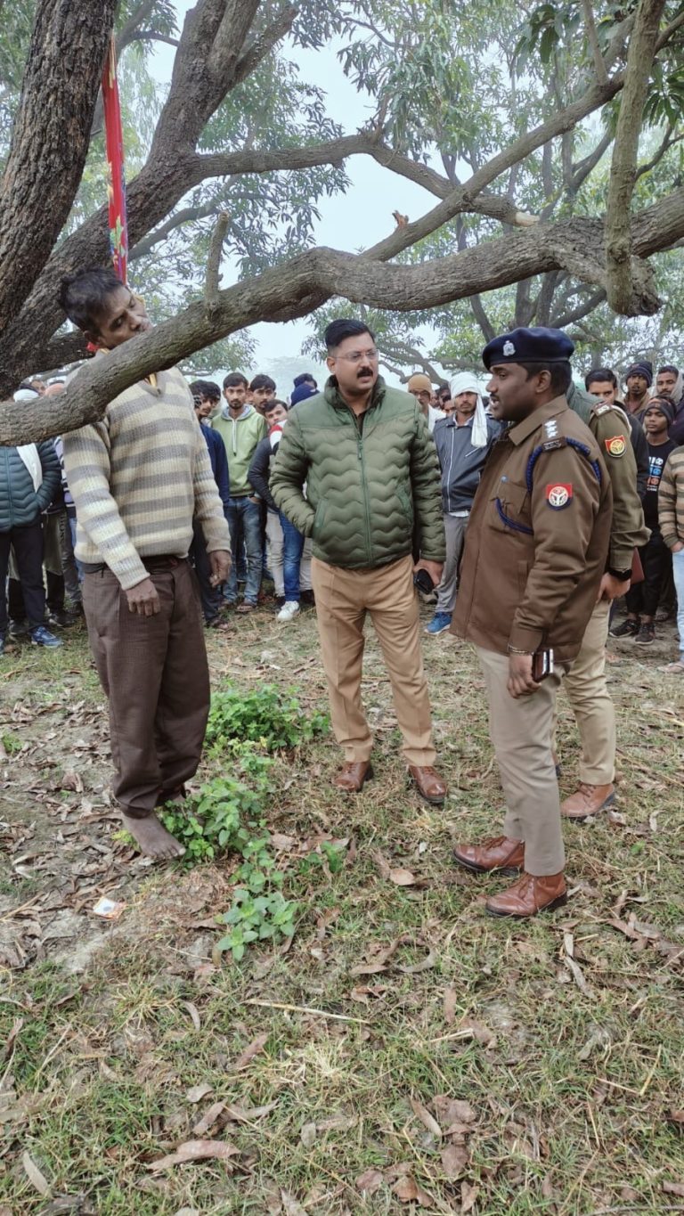 हत्या को आत्महत्या का रूप देने के लिए शव को फंदे से पेड़ पर लटका दिया गया
