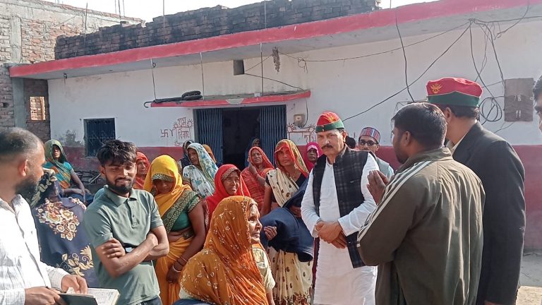 सूबेदार मेजर दिनेश यादव द्वारा पैतृक आवास तरौल क्षेत्र के आस पास गांव में कंबल वितरण किया गया