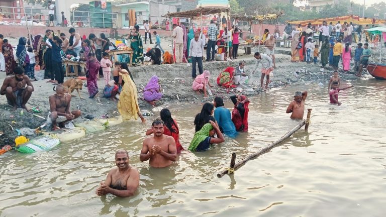 मकर संक्रांति महापर्व पर श्रद्धालुओं ने गंगा में लगाई आस्था की डुबकी