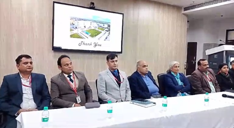 मुंशीगंज के मेडिकल कॉलेज भवन में आज शाम आयोजित एक कार्यक्रम में पत्रकार सम्मेलन का आयोजन हुआ