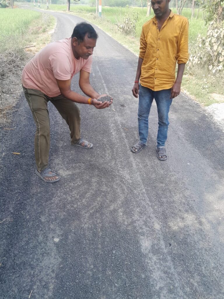 सड़क निर्माण किए जाने के दूसरे ही दिन से सड़क उखड़ने लगी