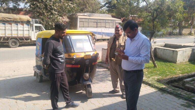 उत्तर प्रदेश शासन व परिवाहन आयुक्त के दिशा निर्देश पर एआरटीओ प्रशासन व पीटीओ चलाया चेकिंग अभियान