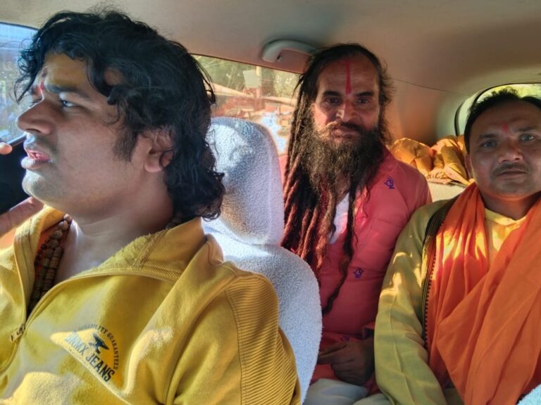 अयोध्या धाम की पूज्य संतस्वामी दिव्यानंद महाराज तथा विजय राघव दास वेदांती कुंभ मेले के लिए हुए रवाना