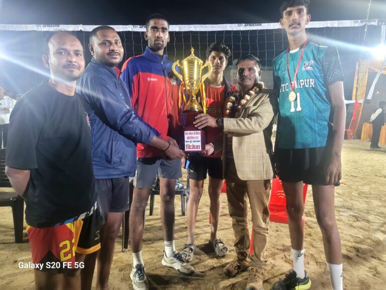 प्रधान प्रतिनिधि राजेश फौजी ने विजेता टीम को ट्रॉफी देकर किया सम्मानित