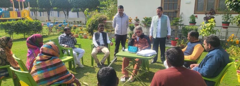 पलिया शाहबदी कृष्णा नगर वार्ड की महिलाओं ने लगाई विधायक अयोध्या से आशियाना बचाने की गुहार