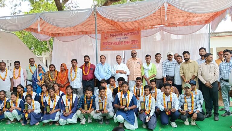 चीफ जनरल मैनेजर आरके वर्मा ने छात्र-छात्राओं को सम्मानित किया