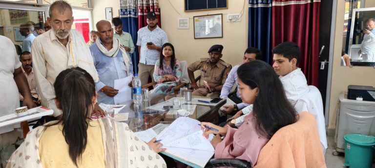 डीएम-एसपी ने थाना दिवस पर महराजगंज में सुनी लोगों की फरियाद