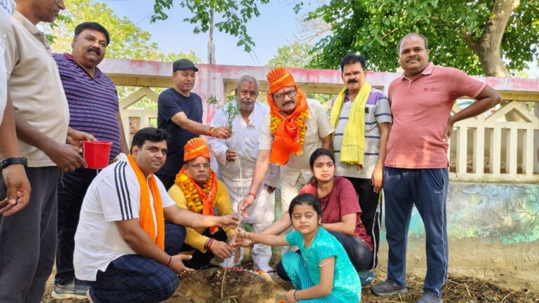 विश्व पर्यावरण दिवस पर योग प्रशिक्षण शिविर के दौरान पौधारोपण और पौधों का वितरण