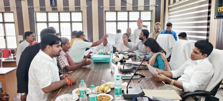 डीएम-एसपी ने तहसील सदर में सम्पूर्ण समाधान दिवस में फरियादियों की सुनी समस्याएं,110 प्रकरण में 06 प्रकरणों का हुआ तुरंत निस्तारण