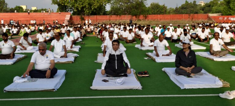 प्रभारी मंत्री व नोडल अधिकारी सहित जिले के अधिकारी व आम जनमानस ने योग महाकुंभ में किया प्रतिभाग