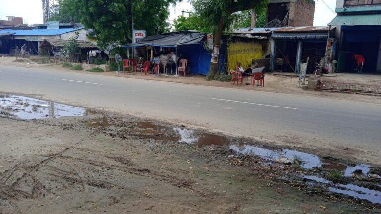 Pwd विभाग की लापरवाही का दंश झेल रहे व्यापारी, ग्रामीण,चौराहे पर भरा रहता पानी