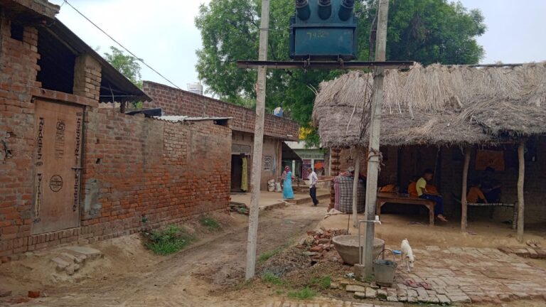 इस गांव में बिजली विभाग का नया कारनामा बीच सड़क पर ही लगा दिया ट्रांसफार्मर