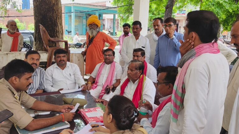 कारखाना संचालक हत्या के मामले में पटेल सेवा संस्थान के कार्यकर्ता पहुँचे गांव, तीन दिन में आरोपी न पकड़े जाने पर दी आंदोलन की चेतावनी