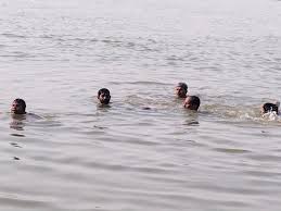 गंगा नदी में नहाने गए पांच युवक डूबे,तीन को गौतखोरो ने बचाया दो लापता