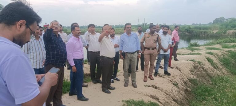 मस्त पालन कृषि फार्म के प्रमुख सचिव ने की किसानों से मुलाकात और निरीक्षण