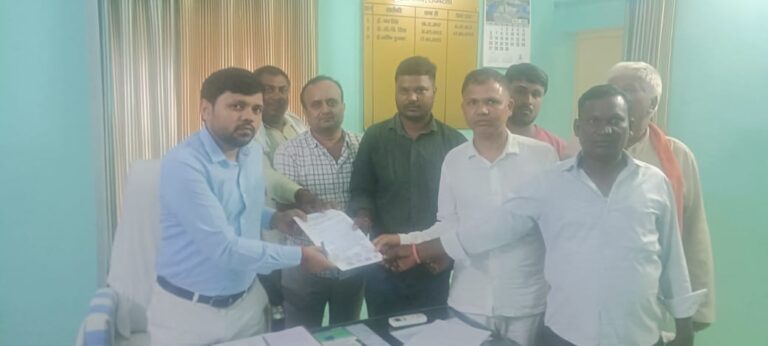 लो वोल्टेज व ट्रिपिंग की समस्या को लेकर ग्राम प्रधानों ने अधिशाषी अभियंता को सौपा ज्ञापन