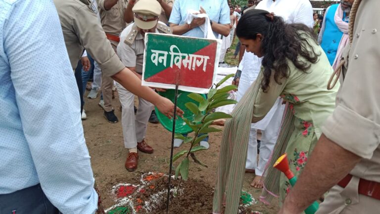 वृहद वृक्षारोपण अभियान के अन्तर्गत आज वृक्षारोपण कार्यक्रम का हुआ शुभारम्भ
