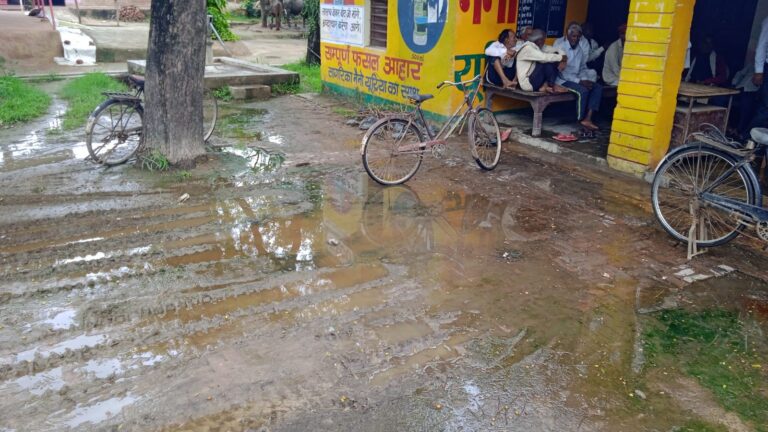 राही ब्लॉक की ये किसान सेवा सहकारी समिति बनी जानवरों का तबेला