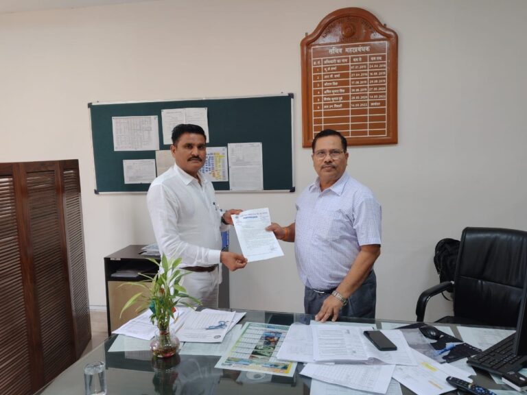 बंद शौचालय, जल निकासी और पार्किंग की समस्या को लेकर प्रधान प्रतिनिधि ने आरेडिका जीएम को सौंपा ज्ञापन