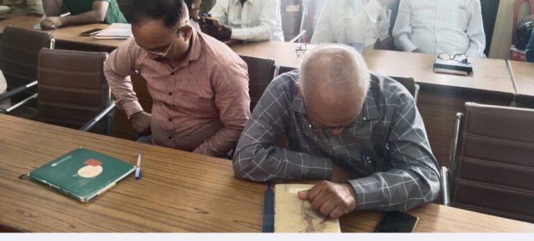 तहसील दिवस में अधिकारी फरियादों की सुनवाई में थे व्यस्त, जिम्मेदार कर्मचारी रील देखने और सोने में थे मस्त