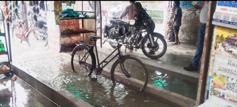 नगर पालिका की बरसात में खोली पोल मोहल्लों से लेकर मार्केट में घुसा बरसात का पानी