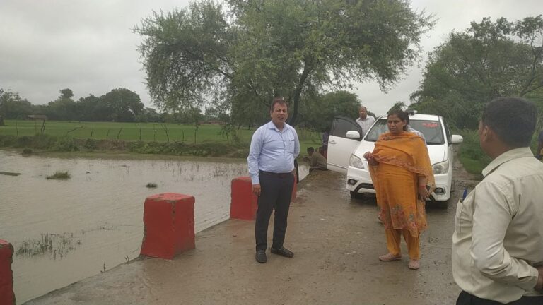 एडीएम FR ने भारी बारिश को देखते हुए बाढ़ प्रभावित क्षेत्रों का किया निरीक्षण