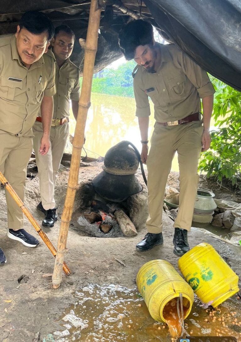 आबकारी एवं पुलिस विभाग की संयुक्त टीम ने कार्यवाही करते हुए पकड़ी अवैध कच्ची शराब, तीन को किया गिरफ्तार