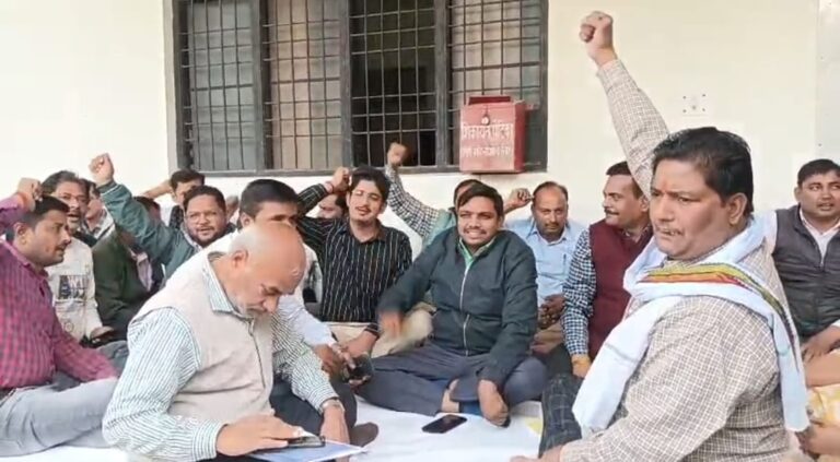 आखिर क्यों सदर तहसील मे धरने पर बैठ गए लेखपाल