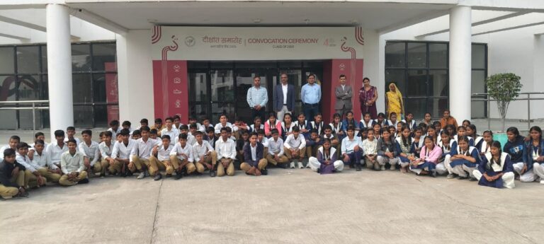 राजकीय हाईस्कूल के छात्र-छात्राओं ने राष्ट्रीय फैशन प्रौद्योगिकी संस्थान (NIFT) रायबरेली का शैक्षिक भ्रमण किया