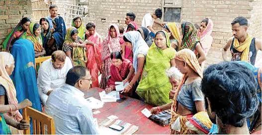 चुनाव आयोग के आदेशों की उड़ा रहे BLO धज्जिया, नहीं बाट रहे घर घर जाकर SIR फॉर्म