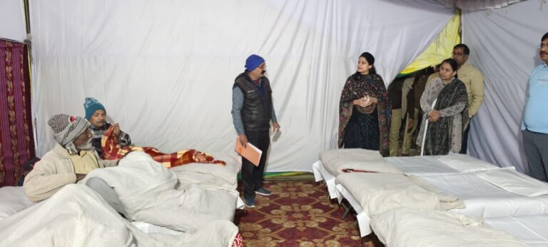 जिलाधिकारी ने किया रैन बसेरों का औचक निरीक्षण