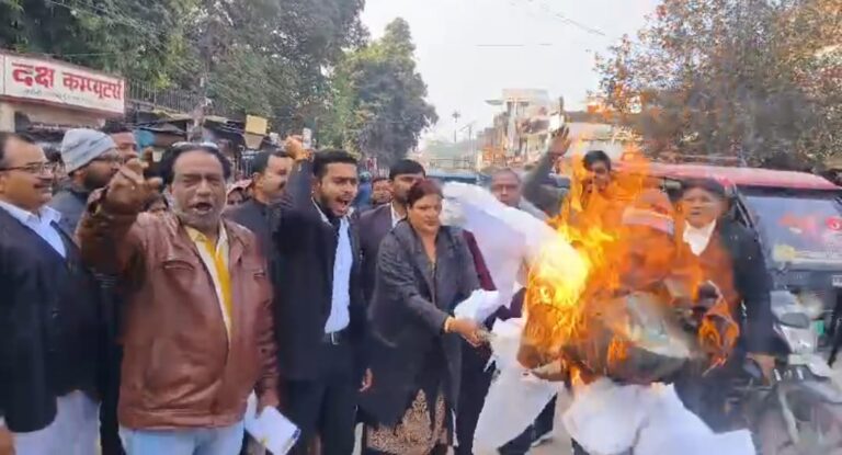 बांग्लादेश में हिंदू युवक की हत्या पर विरोध प्रदर्शन रायबरेली में भाजपा नेत्री व कार्यकर्ताओ ने फूंका बांग्लादेश सरकार का पुतला