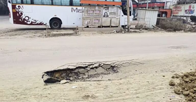 रायबरेली लालगंज मार्ग मे इस जगह हुआ बीच रोड मे बड़ा गड्ढा,जिम्मेदार अधिकारी नहीं पहुँचे सुध लेने