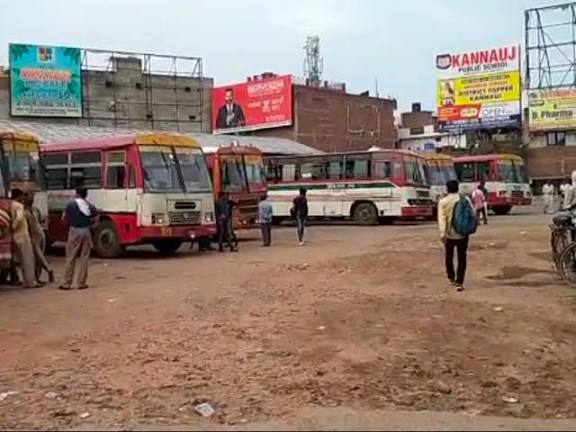 कोहरे के बीच ड्राइवर के अंदाजे पर ही दौड़ रहीं रोडवेज बसें